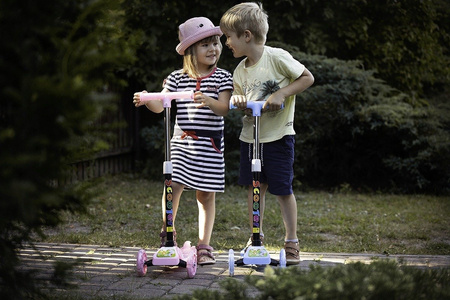 HULAJNOGA TRÓJKOŁOWA DLA DZIECI LED SKRĘTNE KOŁA